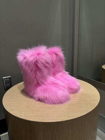Pink fur boots 💕